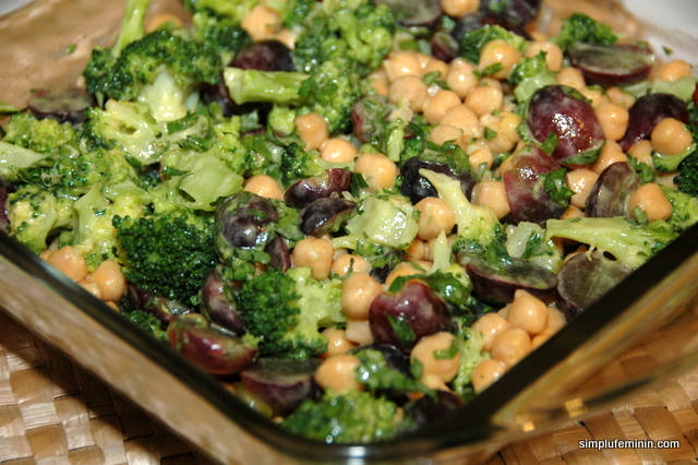 Salata vegetariana cu naut, brocoli si struguri
