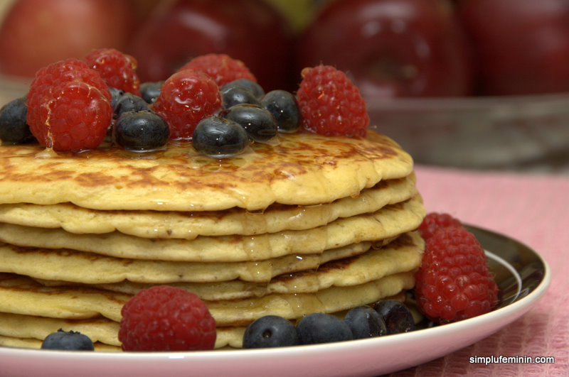 Pancakes cu zer (sau buttermilk), garnisite cu berries si maple syrup