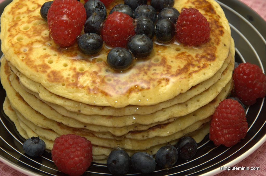 Pancakes cu zer (sau buttermilk), garnisite cu berries si maple syrup