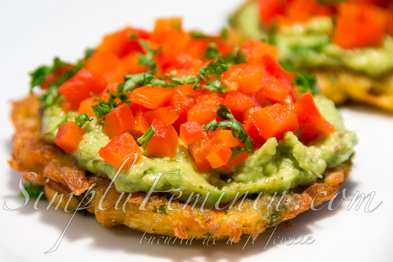 chiftele cartofi, avocado (latke)