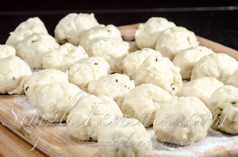 Briose (muffins) cu rozmarin, branza brie si smochine