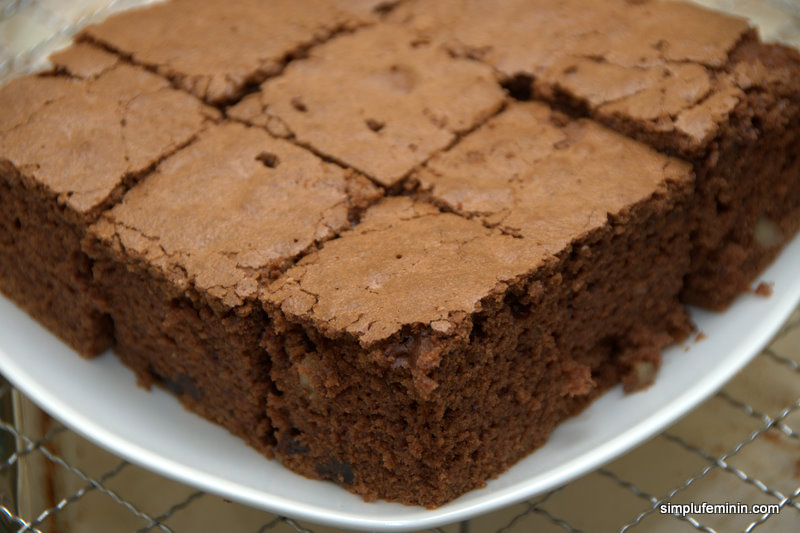 prajitura cu ciocolata, nuca, stafide (brownie)